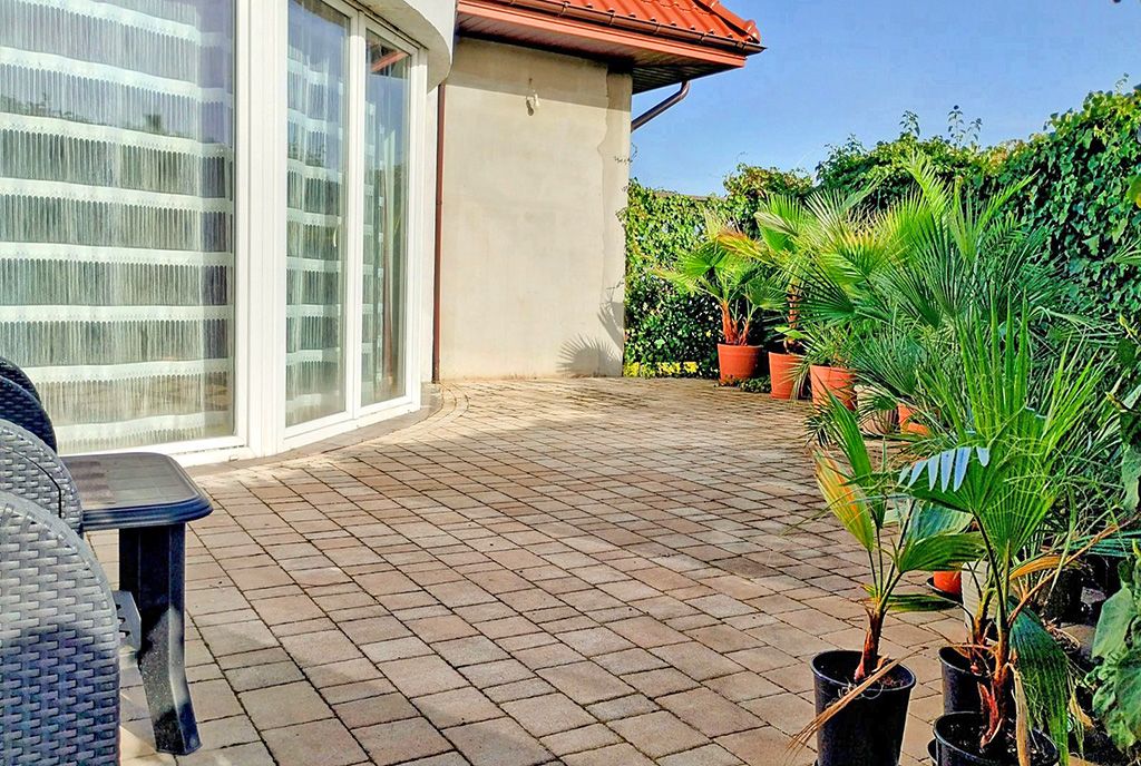 słoneczny taras przy ekskluzywnej willi na sprzedaż Kielce okolice