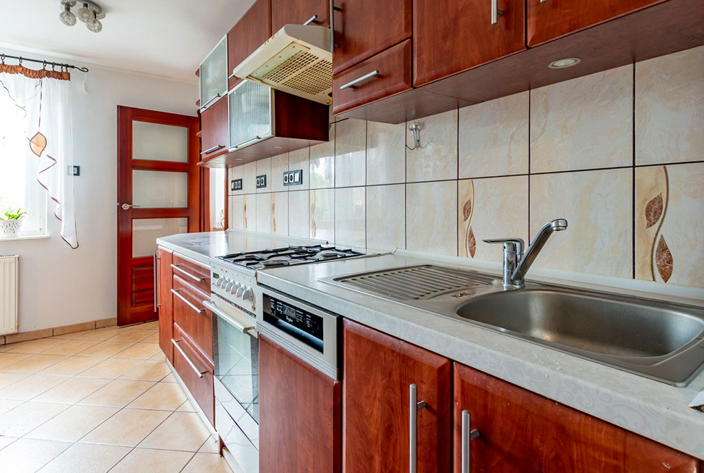 kuchnai w drewnie w luksusowym apartamencie na sprzedaż Elbląg