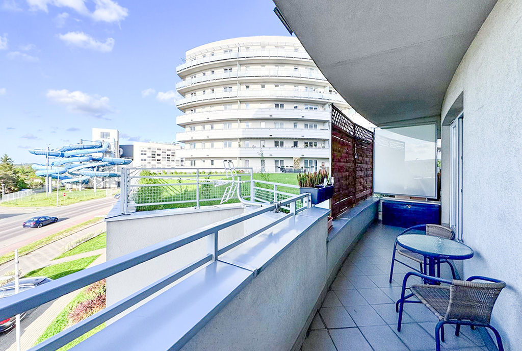 imponujacy balkon przy ekskluzywnym apartamencie na sprzedaż Gdynia okolice