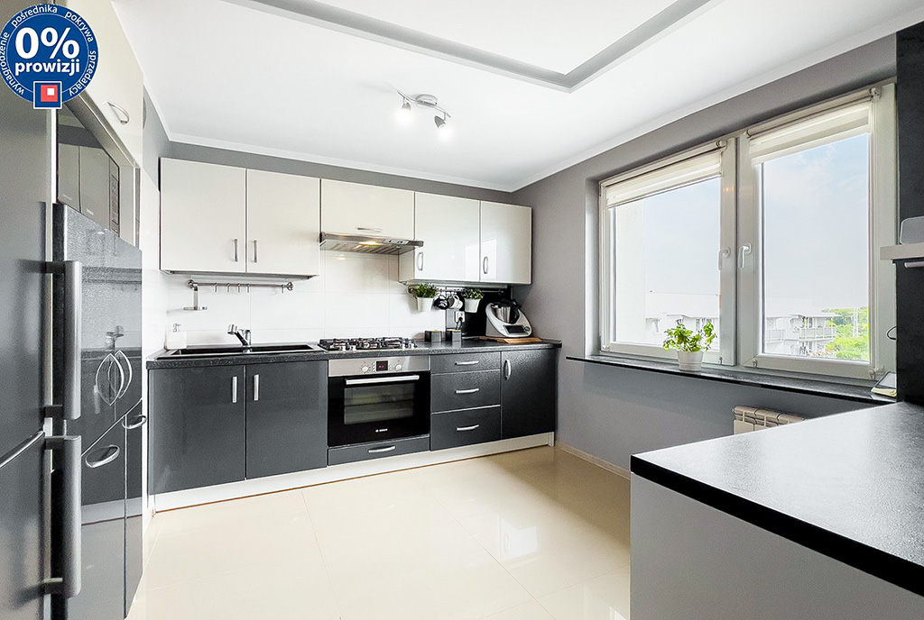 czarno-biała kuchnia w luksusowym apartamencie na sprzedaż Katowice okolice