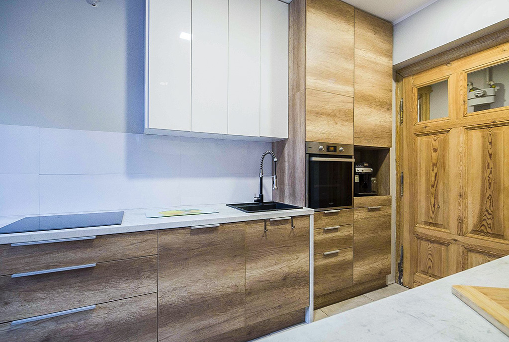 kuchnia w drewnie w luksusowym apartamencie na sprzedaż Katowice okolice