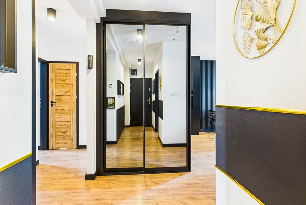 lustro w przedpokoju luksusowego apartamentu na sprzedaż Legnica okolice