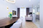 na pierwszym planie jadalnia, w oddali salon w ekskluzywnym apartamencie do sprzedaży Lublin