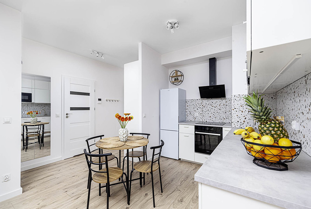 zaprojektowana w bieli kuchnia w ekskluzywnym apartamencie na sprzedaż Poznań