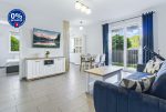zaprojektowany na biało salon w ekskluzywnym apartamencie do sprzedaży Warszawa (okolice)