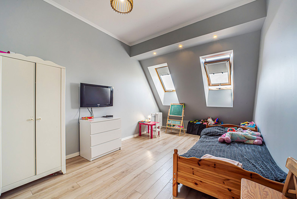 jeden z pokoi w ekskluzywnym apartamencie na sprzedaż Bolesławiec