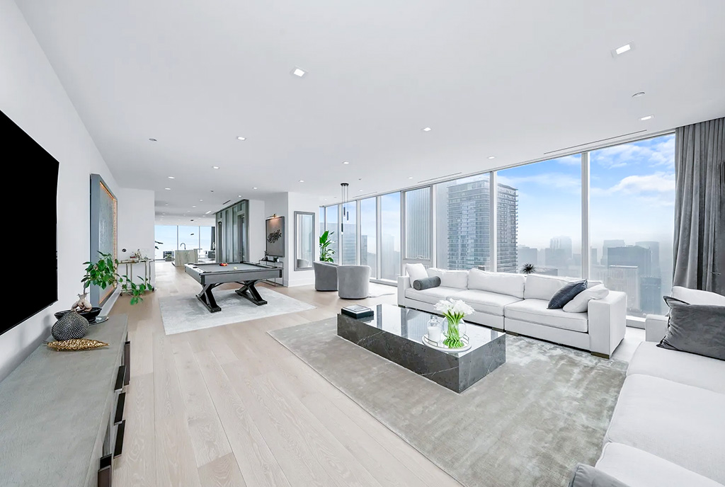 przestronny salon w ekskluzywnym apartamencie do sprzedaży Chicago Stany Zjednoczone-Ameryki