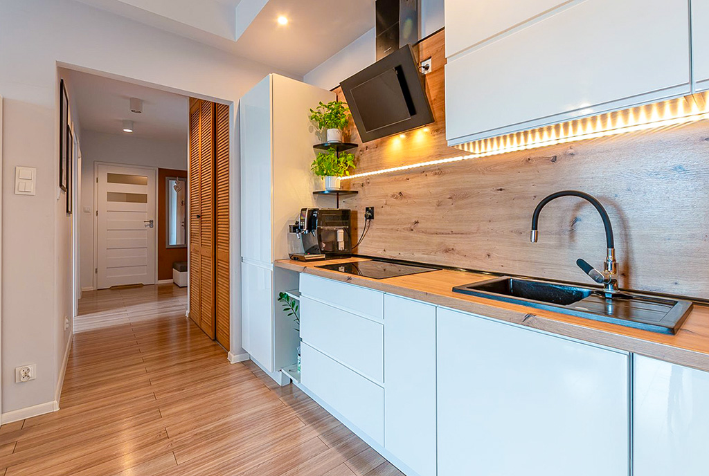 nowocześni oświetlona kuchnia w luksusowym apartamencie na sprzedaż Elbląg