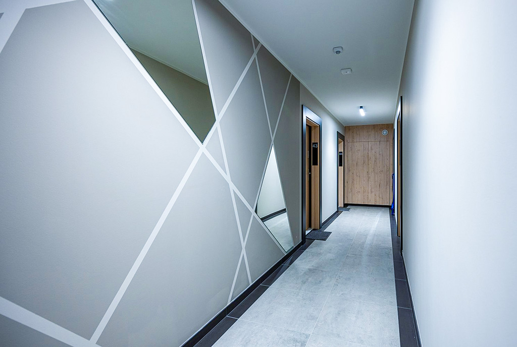 korytarz prowadzący pod drzwi ekskluzywnego apartamentu na sprzedaż Gdańsk
