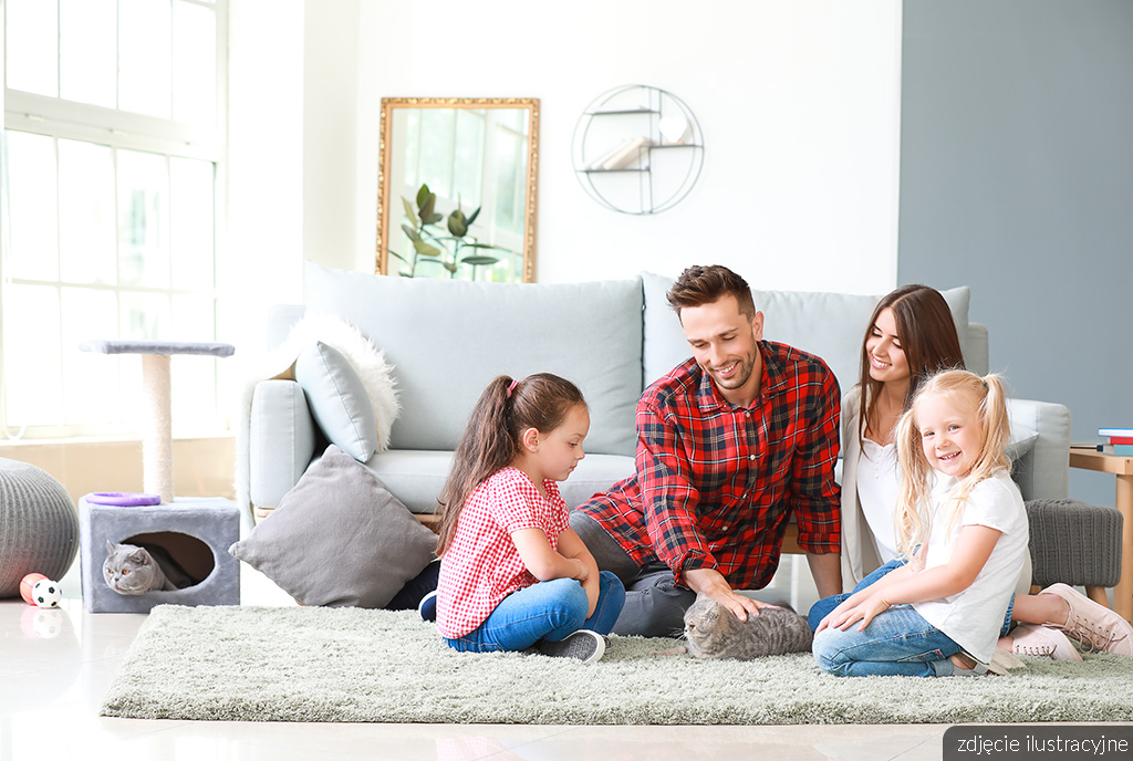 szczęśliwa rodzina bawiąca się w salonie luksusowego apartamentu na sprzedaż Gdańsk