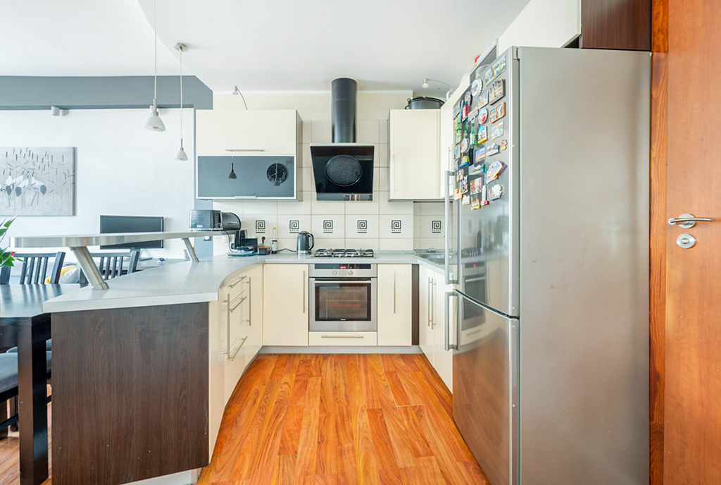 na zdjęciu kuchnia w luksusowym apartamencie na sprzedaż Gdańsk