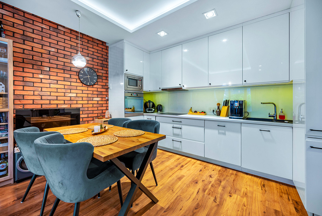 po lewej jadalnia, po prawej kuchnia w luksusowym apartamencie na sprzedaż Gdańsk