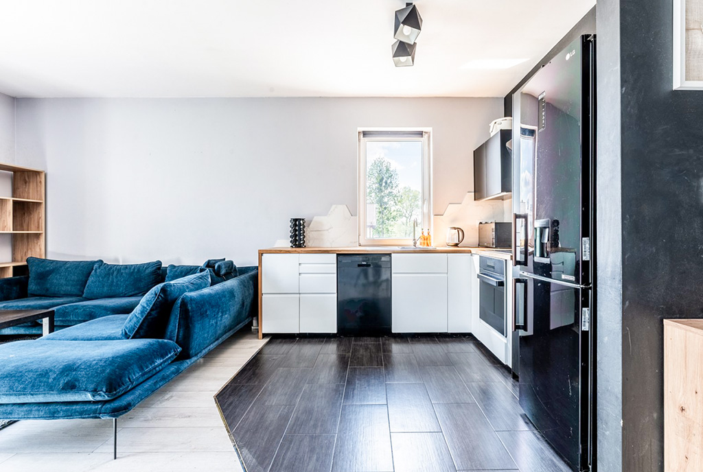 po lewej pokój dzienny, po prawek kuchnia w luksusowym apartamencie na sprzedaż Gdynia okolice