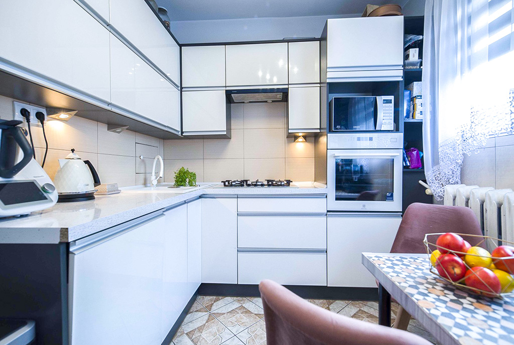 zaprojektowana w bieli kuchnia w luksusowym apartamencie na sprzedaż Katowice okolice