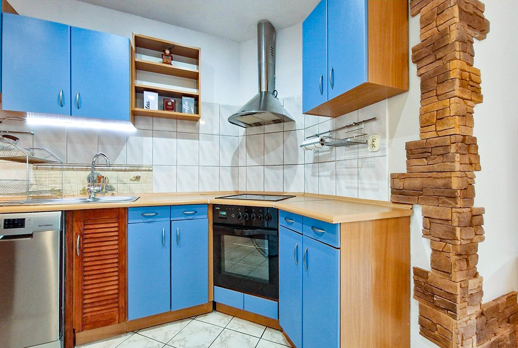 niebieski kolor w kuchni w ekskluzywnego apartamentu na sprzedaż Łódź okolice