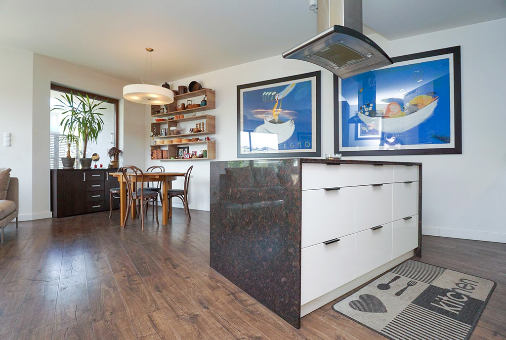 na pierwszym planie wyspa w kuchni luksusowego apartamentu do sprzedaży Piotrków Trybunalski