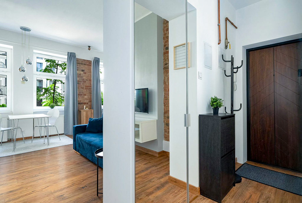funkcjonalny korytarz w luksusowym apartamencie na sprzedaż Poznań
