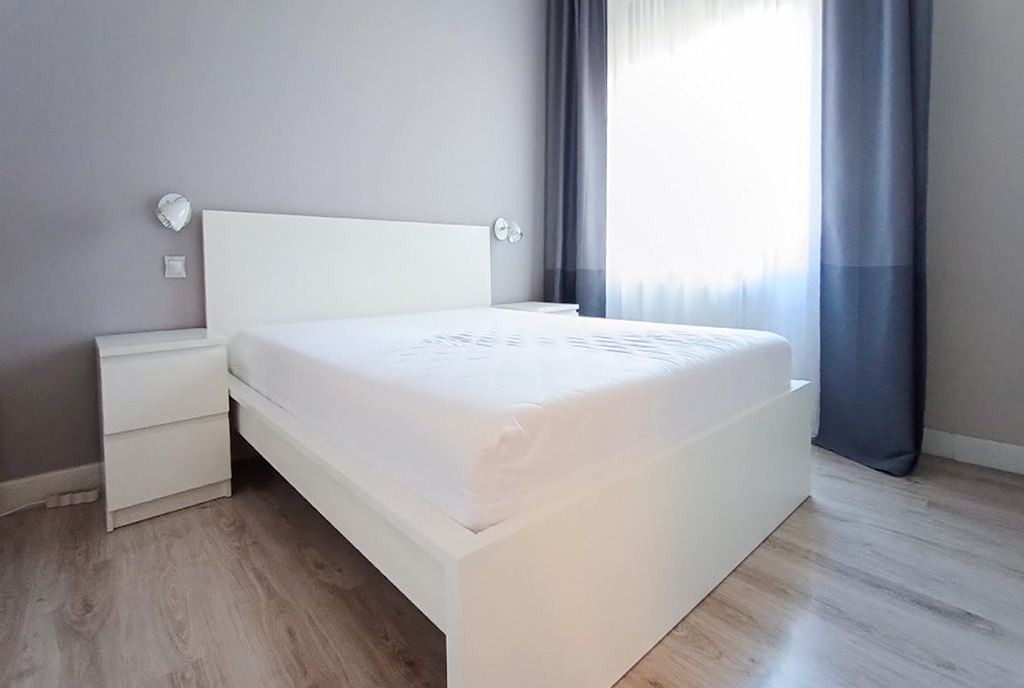 jeden z pokoi w ekskluzywnym apartamencie na wynajem Legnica