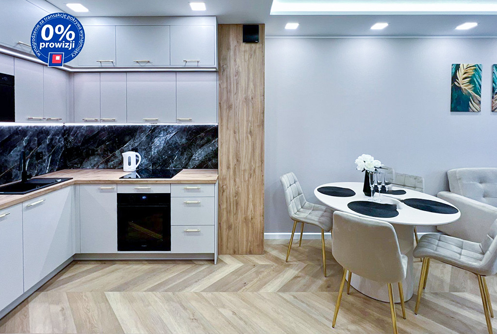po lewej kuchnia, po prawej jadalnia w luksusowym apartamencie do wynajmu Wałbrzych okolice