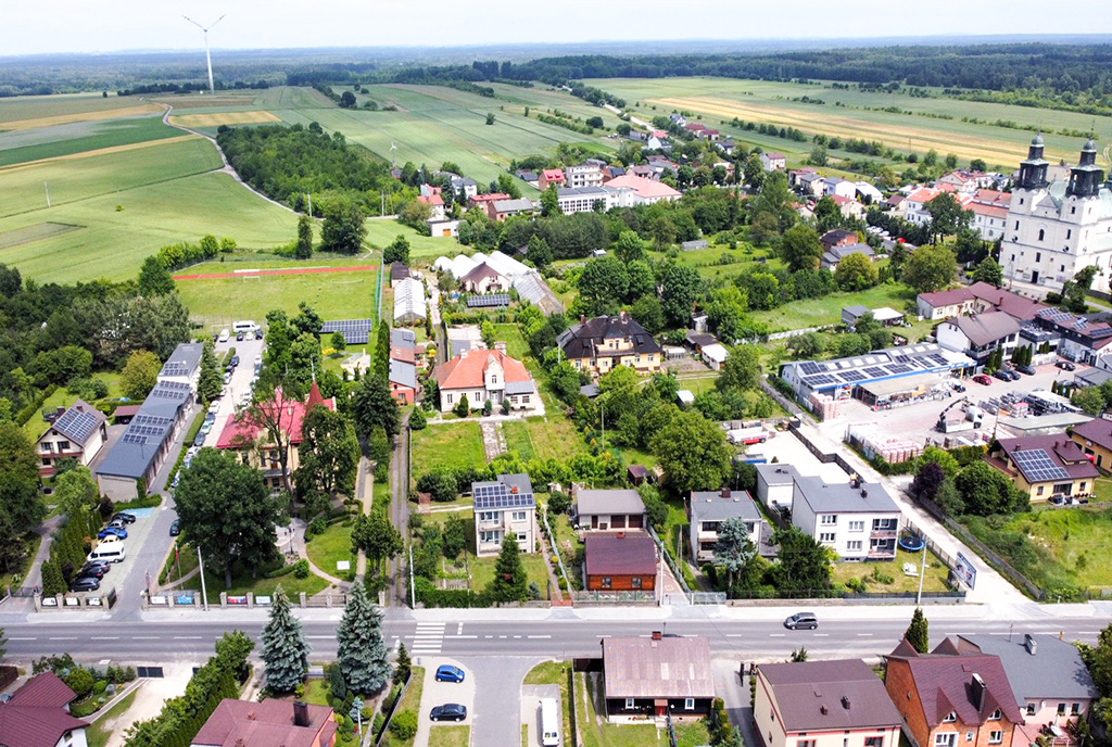 imponująca okolica, w której znajduje się oferowany do sprzedaży luksusowy dwór województwo łódzkie