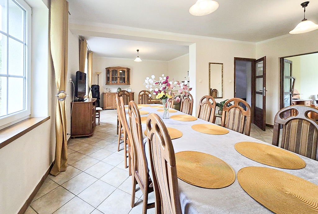 zbliżenie na jadalnię w luksusowym domu na sprzedaż Wisła