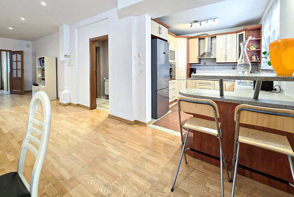 po prawej jadalnia, w oddali kuchnia w ekskluzywnej willi na sprzedaż Bielsko-Biała okolice