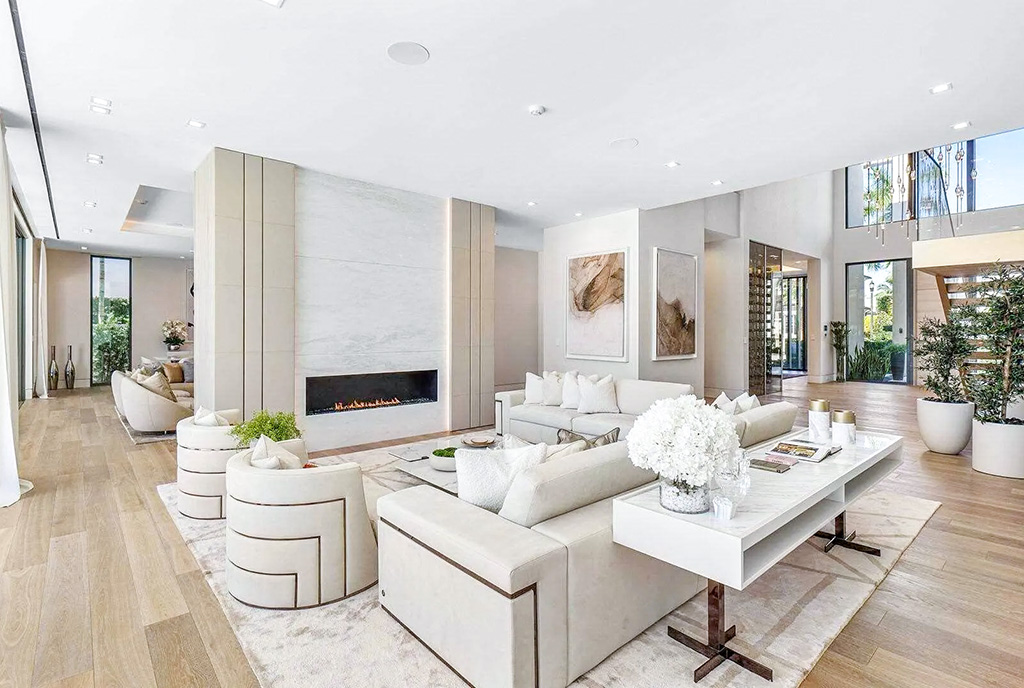 zaaranżowane w bieli wnętrze luksusowej willi na sprzedaż Florida Stany Zjednoczone Ameryki