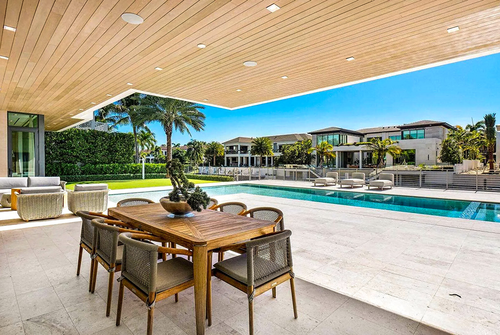 słoneczny taras z basenem przy ekskluzywnej willi na sprzedaż Florida Stany Zjednoczone Ameryki