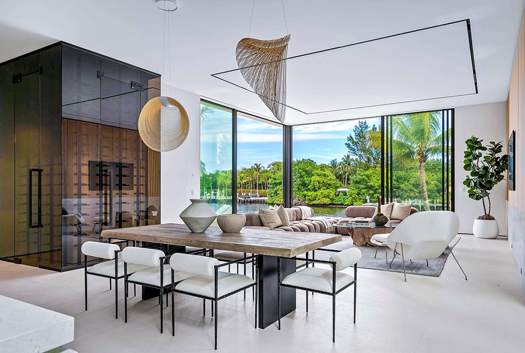 na pierwszym planie jadalnia w ekskluzywnej willi na sprzedaż Florida Stany Zjednoczone Ameryki