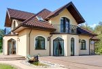 widok od strony ogrodu na ekskluzywną willę do sprzedaży Konin okolice