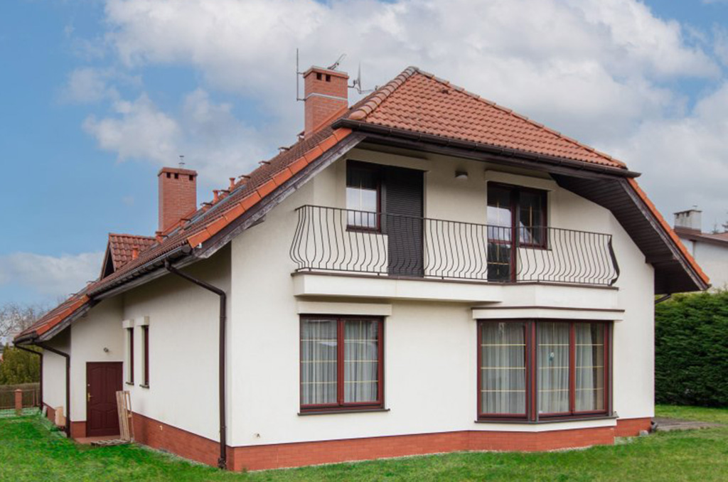 zdjęcie wykonane od strony ogrodu prezentujące luksusową willę na sprzedaż Szczecin okolice