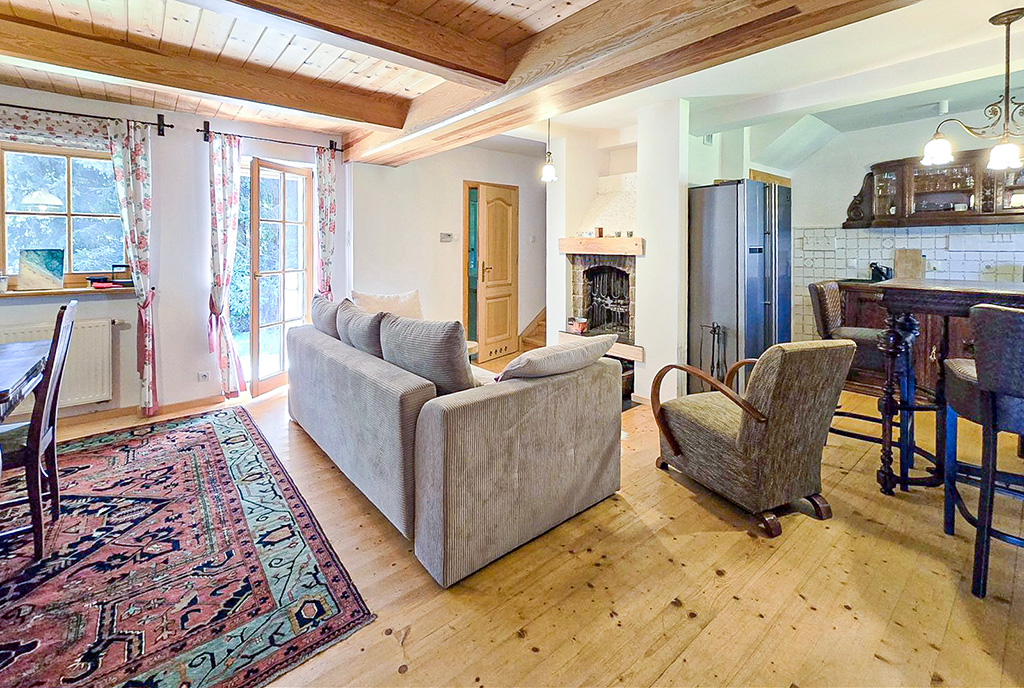 fragment salonu z kominkiem w ekskluzywnej willi do sprzedaży Bielsko-Biała okolice