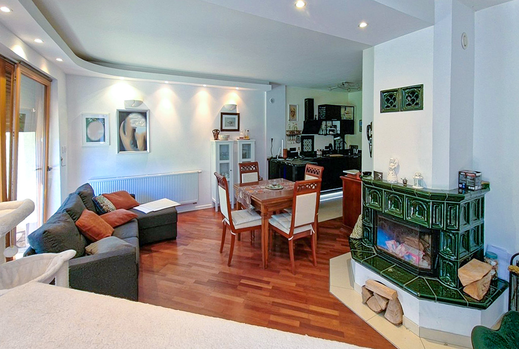 imponujący kominek w salonie ekskluzywnego apartamentu do sprzedaży Bielsko-Biała (okolice)
