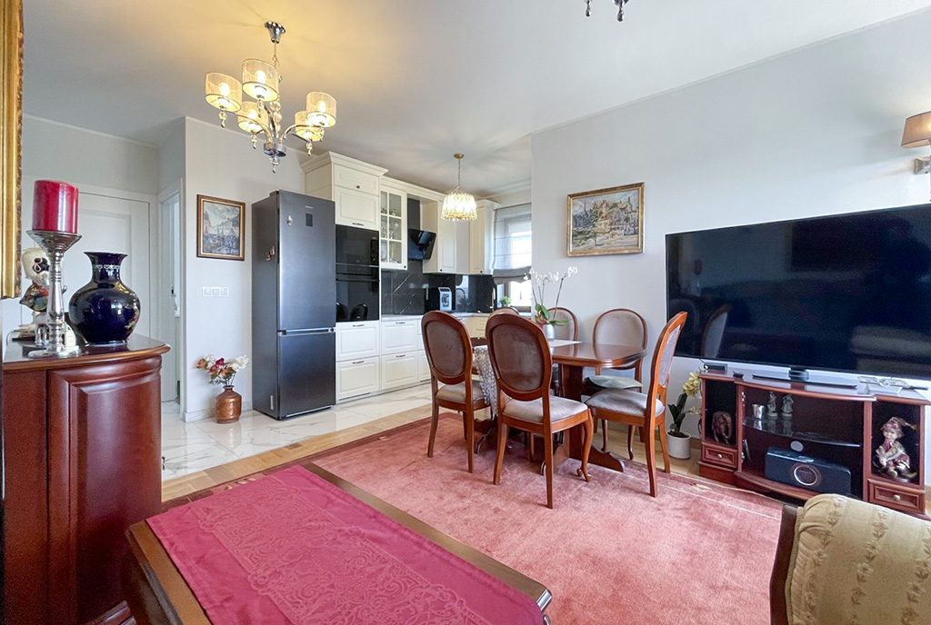 na pierwszym planie salon, w oddali kuchnia w luksusowym apartamencie na sprzedaż Gdynia okolice