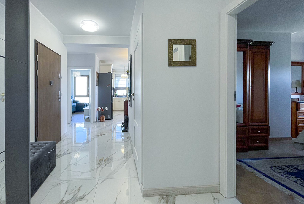 przedpokój w bieli w ekskluzywnym apartamencie na sprzedaż Gdynia okolice