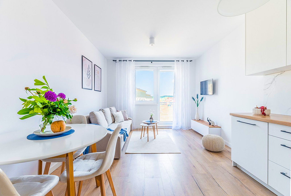 słoneczny salon w ekskluzywnym apartamencie do sprzedaży Gdynia okolice