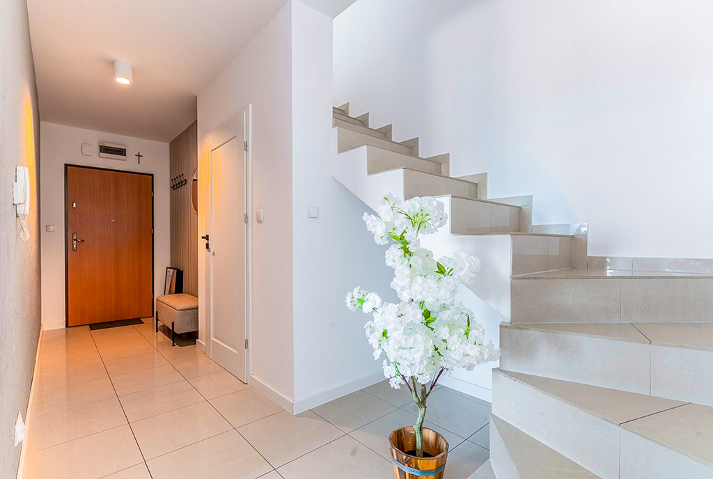 na zdjęciu korytarz w luksusowym apartamencie na sprzedaż Gdynia okolice