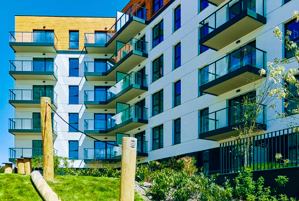 atrakcyjne osiedle, na którym znajduje się ekskluzywny apartament na sprzedaż Gdynia