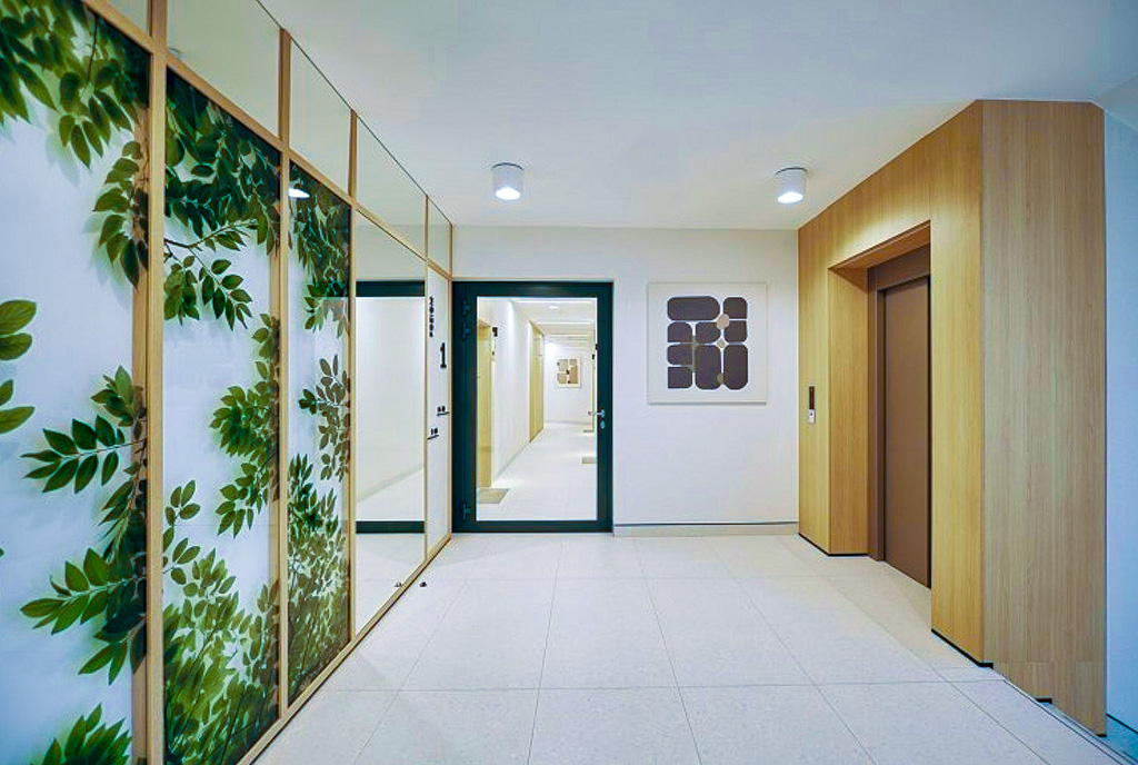 korytarz prowadzący do luksusowego apartamentu na sprzedaż Gdynia