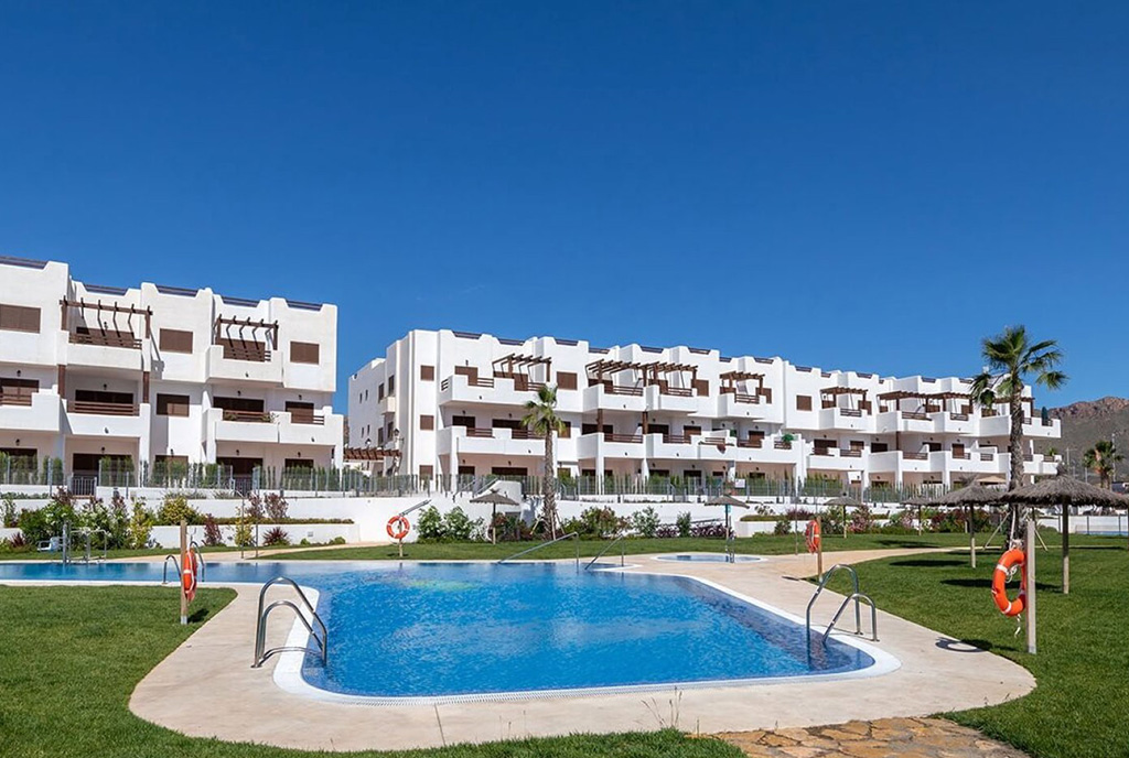 zbliżenie na basen w częściach wspólnych osiedla, na którym znajduje sie ekskluzywny apartament na sprzedaz Hiszpania San Juan de los Terreros