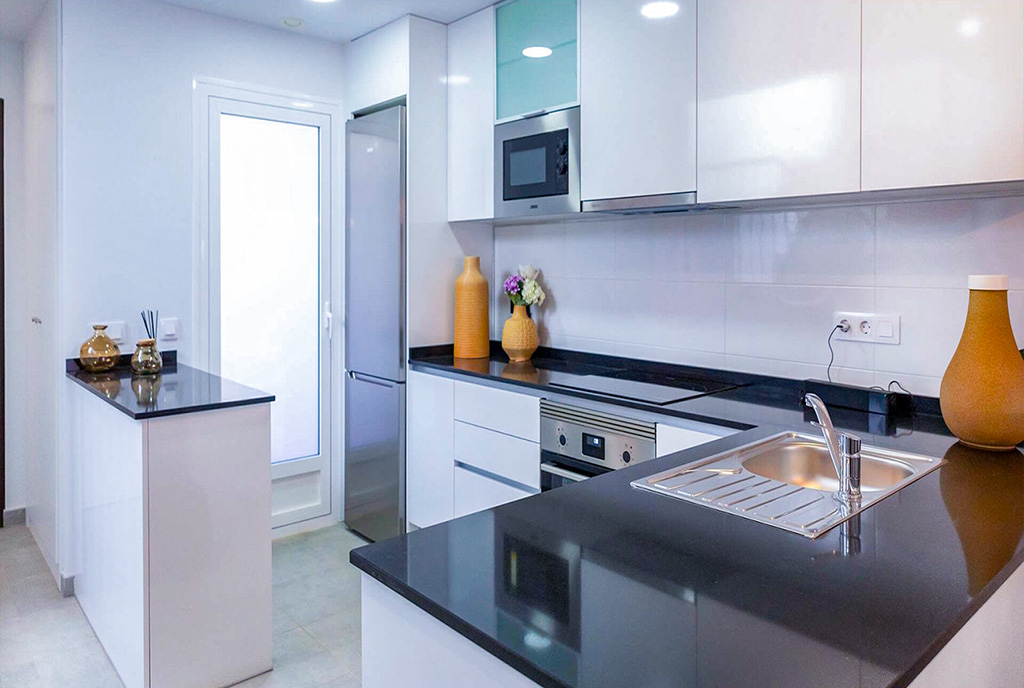fragment kuchni w luksusowym apartamencie na sprzeda Hiszpania San Juan de los Terreros