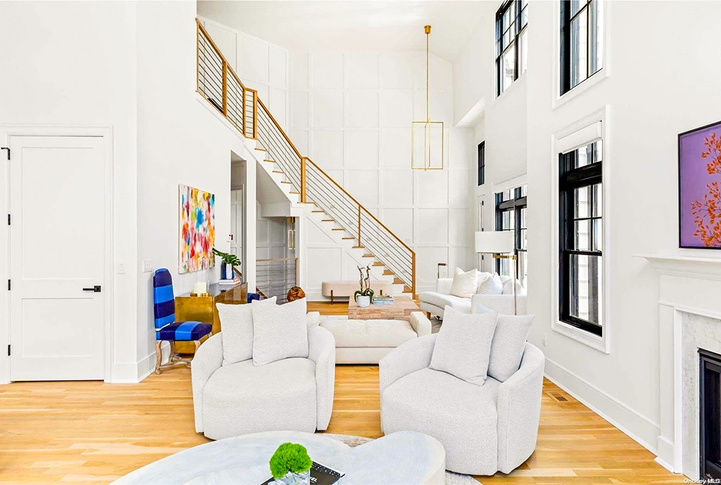 schody prowadzące na górny poziom ekskluzywnego apartamentu na sprzedaż New York Stany Zjednoczone Ameryki