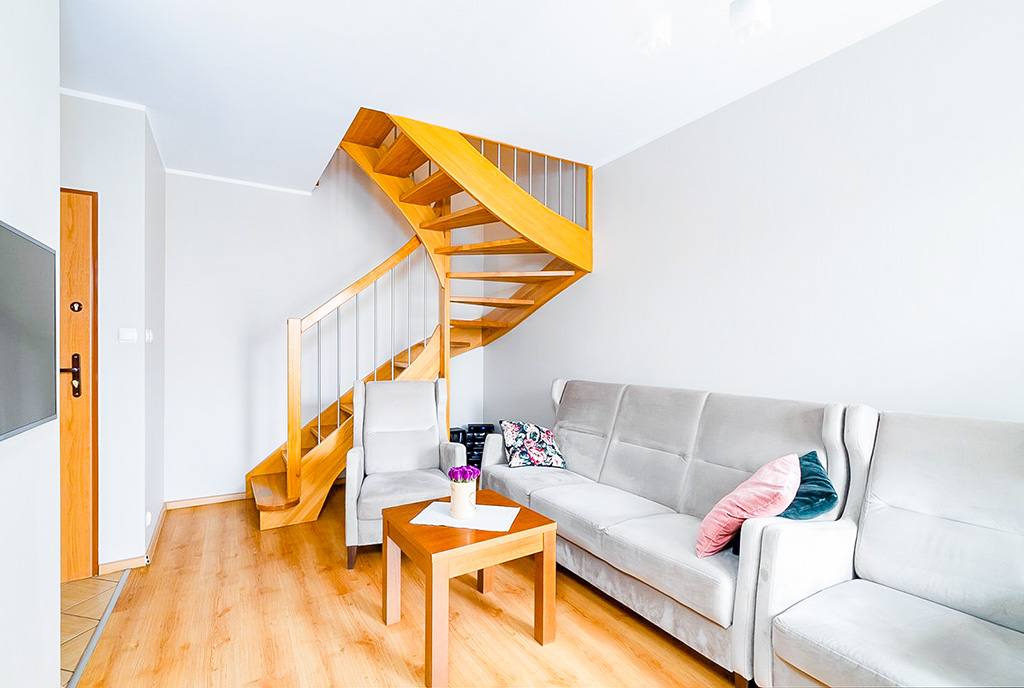 schody prowadzące na górną kondygnację ekskluzywnego apartamentu na sprzedaż Poznań