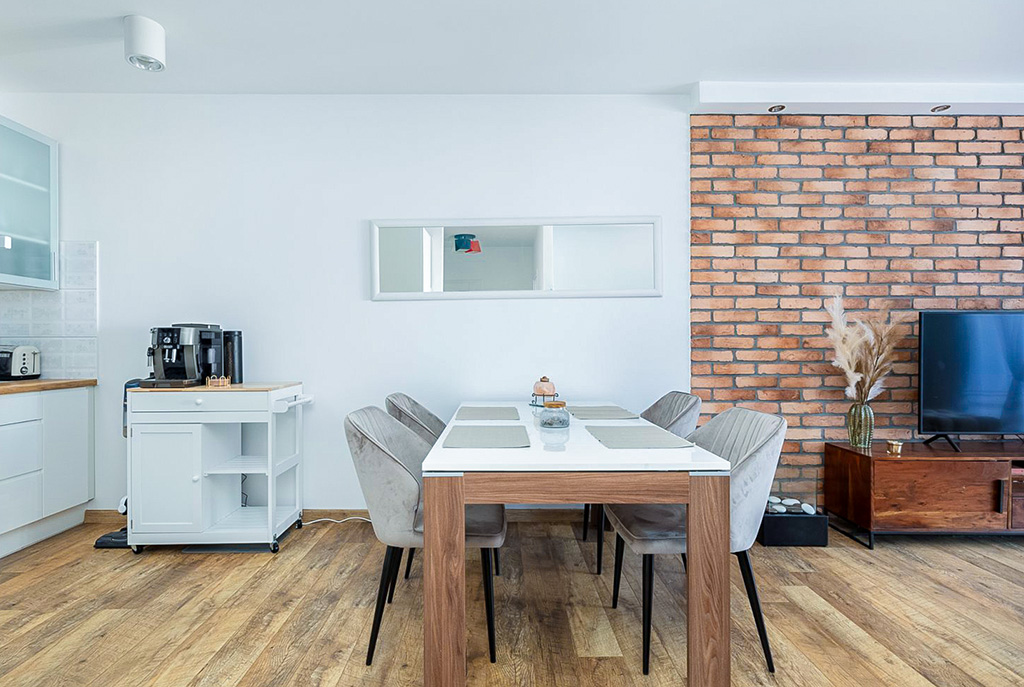 na pierwszym planie jadalnia w ekskluzywnym apartamencie na sprzedaż Szczecin