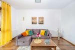 na zdjęciu pokój gościnny w ekskluzywnym apartamencie na sprzedaż Warszawa