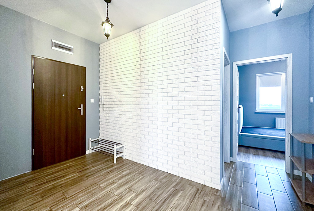 przemyślany korytarz w ekskluzywnym apartamencie na sprzedaż Wrocław (okolice)