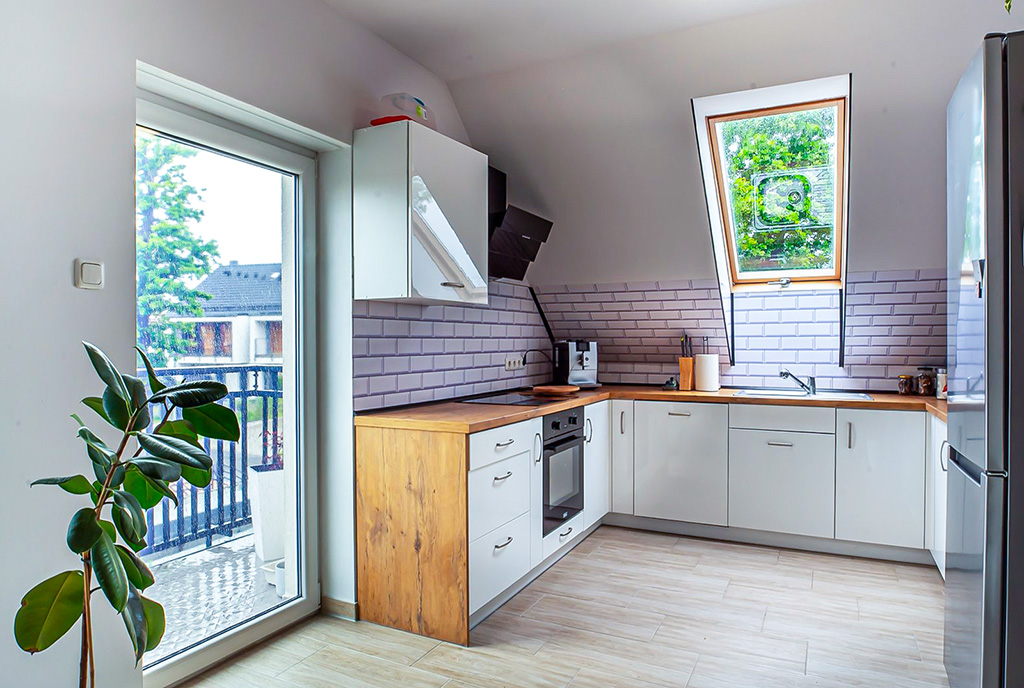 kuchnia w drewnie i bieli w luksusowym apartamencie do wynajmu Bolesławiec (okolice)