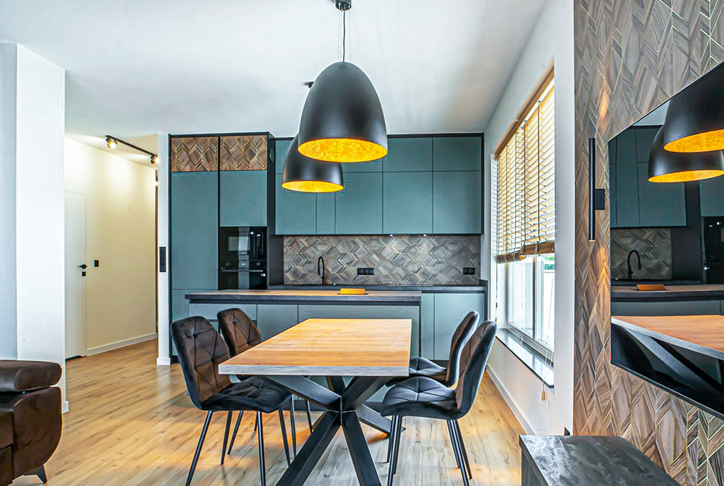 zbliżenie na jadalnię i kuchnię w ekskluzywnym apartamencie na wynajem Bolesławiec