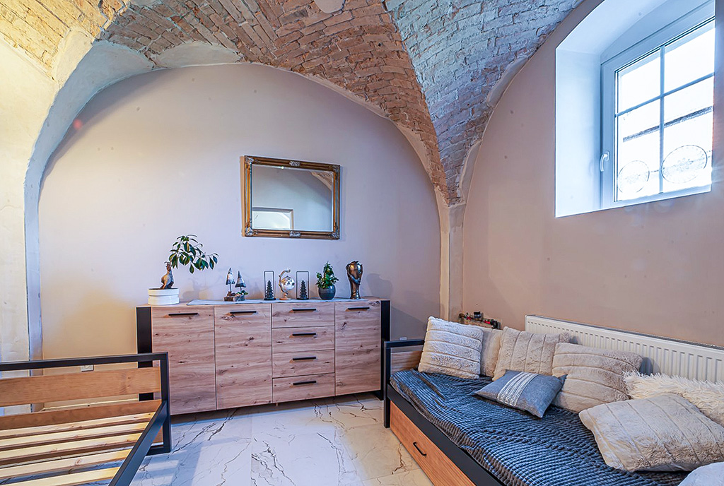 fragment sypialni w ekskluzywnym apartamencie na wynajem Bolesławiec (okolice)