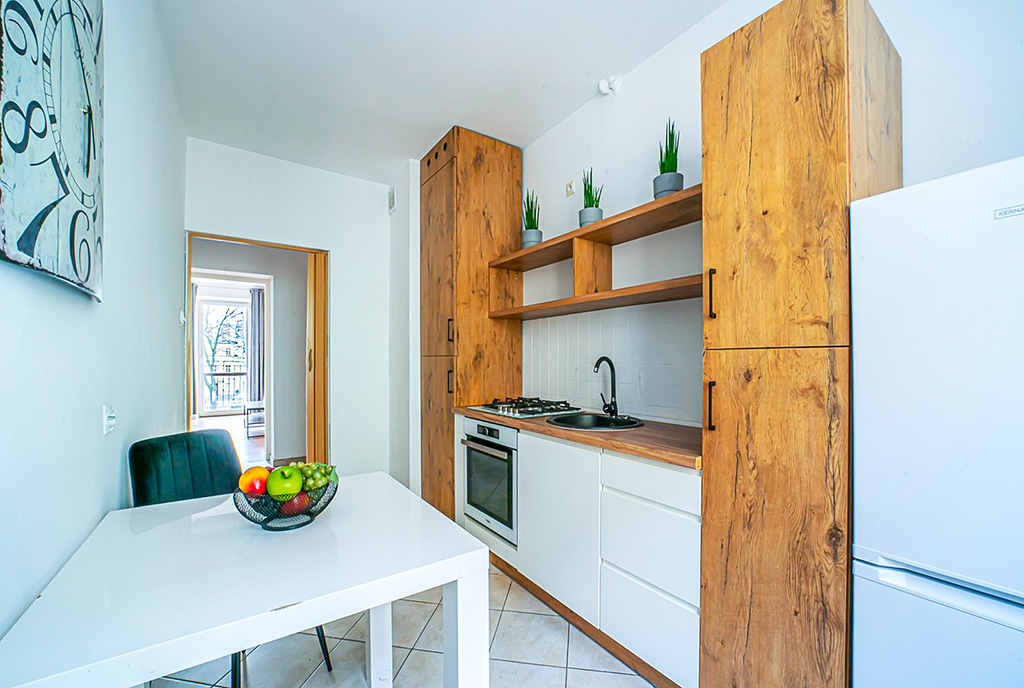 po lewej jadalnia, po prawej kuchnia w ekskluzywnym apartamencie na wynajem Bolesławiec